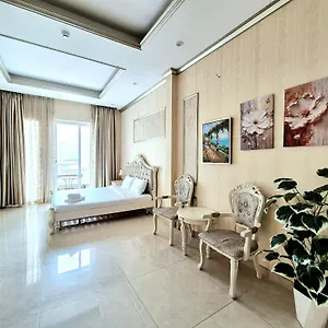  Aparthotel F F House